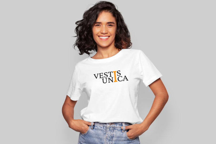 Vestis Unica - Latein zum Anziehen - Happy woman t shirt mockup 2000x1334 1